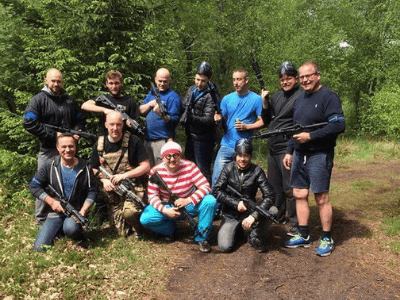 Polterabend-hold på Battleground Airsoft, med brudgom i rævekostume